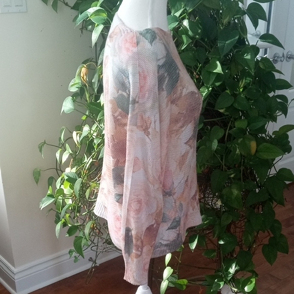 Chic Rose Patterned Sweater - Picture 4 of 14